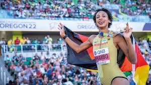 优质偶像✍️场外大批球迷捧独行侠、湖人球衣，东契奇一一签名